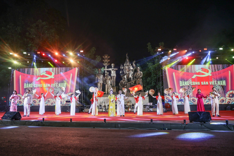 Rộn ràng khúc hát mừng xuân, dâng Đảng trước Tượng đài “CAND vì dân phục vụ” -0