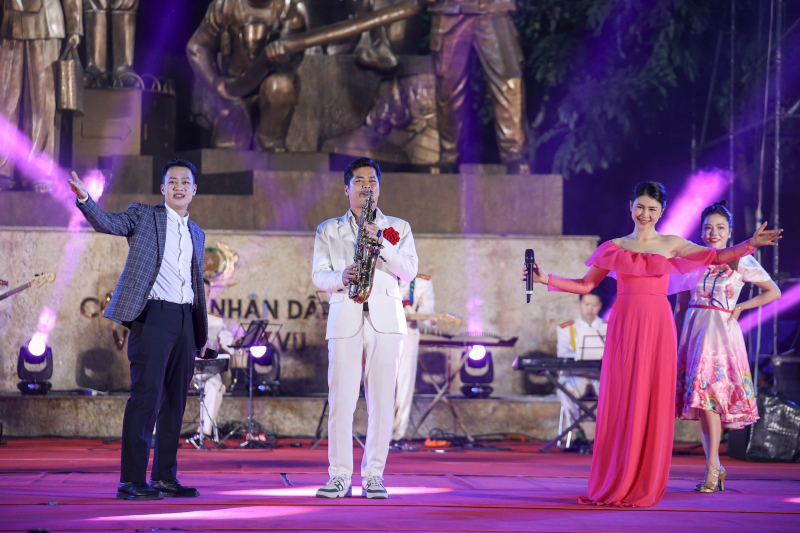 Rộn ràng khúc hát mừng xuân, dâng Đảng trước Tượng đài “CAND vì dân phục vụ” -2