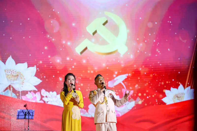 Rộn ràng khúc hát mừng xuân, dâng Đảng trước Tượng đài “CAND vì dân phục vụ” -3