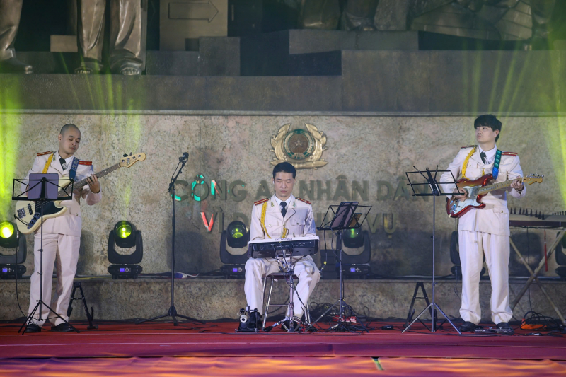 Rộn ràng khúc hát mừng xuân, dâng Đảng trước Tượng đài “CAND vì dân phục vụ” -0