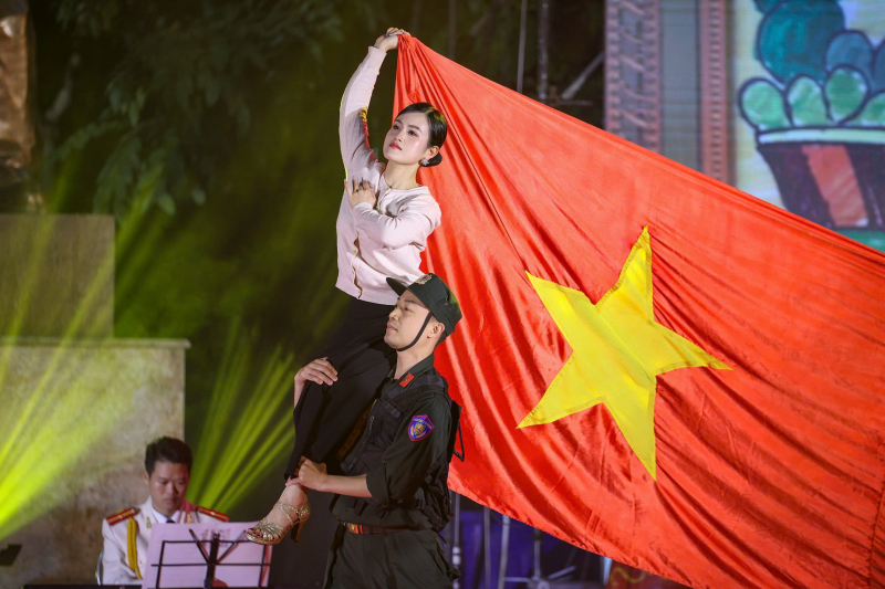 Rộn ràng khúc hát mừng xuân, dâng Đảng trước Tượng đài “CAND vì dân phục vụ” -4