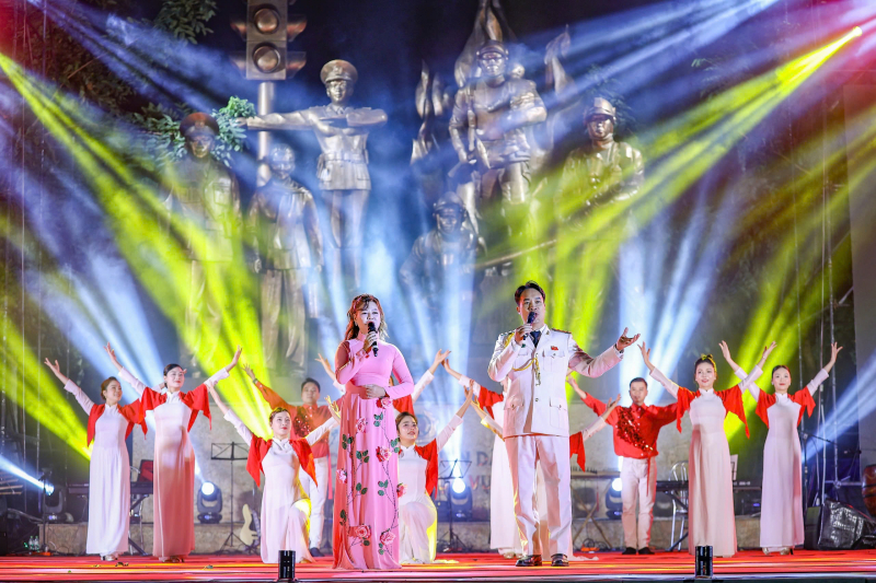 Rộn ràng khúc hát mừng xuân, dâng Đảng trước Tượng đài “CAND vì dân phục vụ” -5