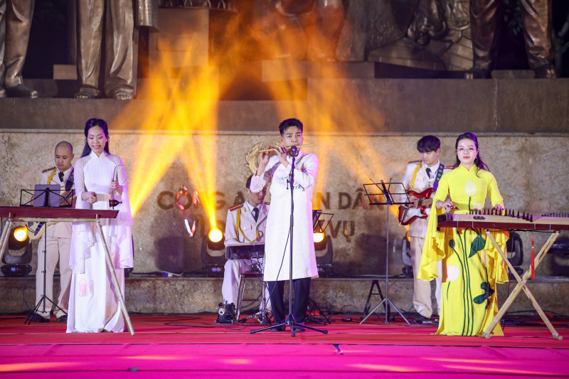 Rộn ràng khúc hát mừng xuân, dâng Đảng trước Tượng đài “CAND vì dân phục vụ” -6