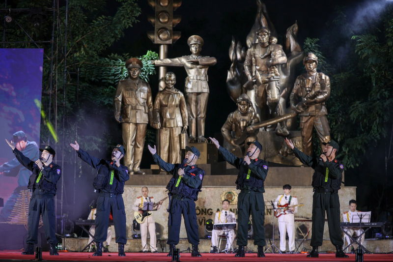 Rộn ràng khúc hát mừng xuân, dâng Đảng trước Tượng đài “CAND vì dân phục vụ” -7
