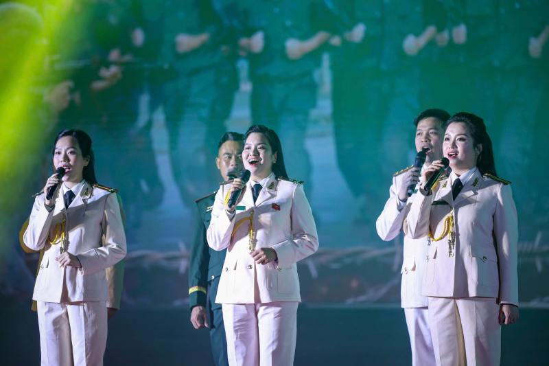 Rộn ràng khúc hát mừng xuân, dâng Đảng trước Tượng đài “CAND vì dân phục vụ” -8