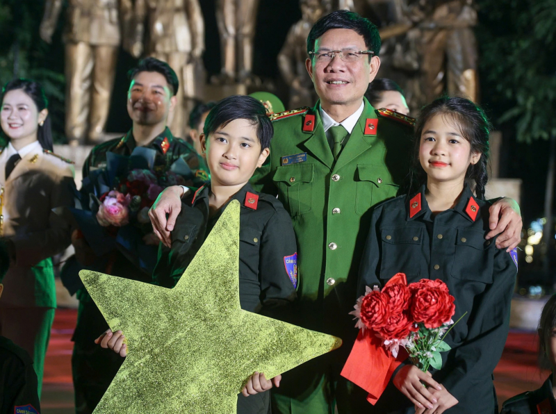 Rộn ràng khúc hát mừng xuân, dâng Đảng trước Tượng đài “CAND vì dân phục vụ” -0