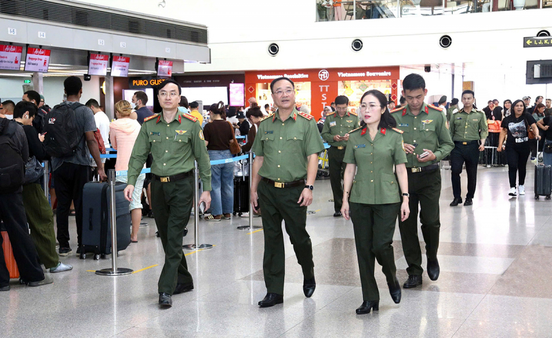 Thứ trưởng Phạm Thế Tùng kiểm tra công tác tại Cảng hàng không Quốc tế Tân Sơn Nhất -0