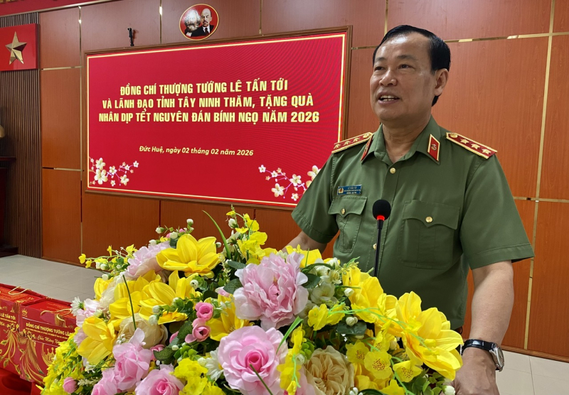 Thượng tướng Lê Tấn Tới tặng 900 phần quà xuân đến với bà con 6 xã biên giới Tây Ninh -0