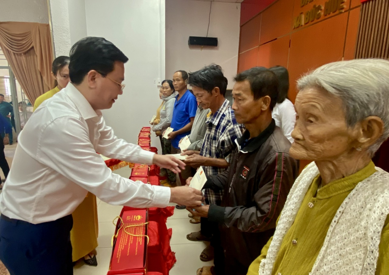 Thượng tướng Lê Tấn Tới tặng 900 phần quà xuân đến với bà con 6 xã biên giới Tây Ninh -0