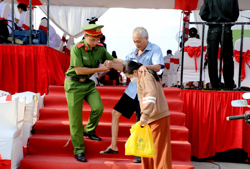 Phụ nữ Công an Cần Thơ tỏa sáng tại Hội thi Tết Quân Dân 2026 -1