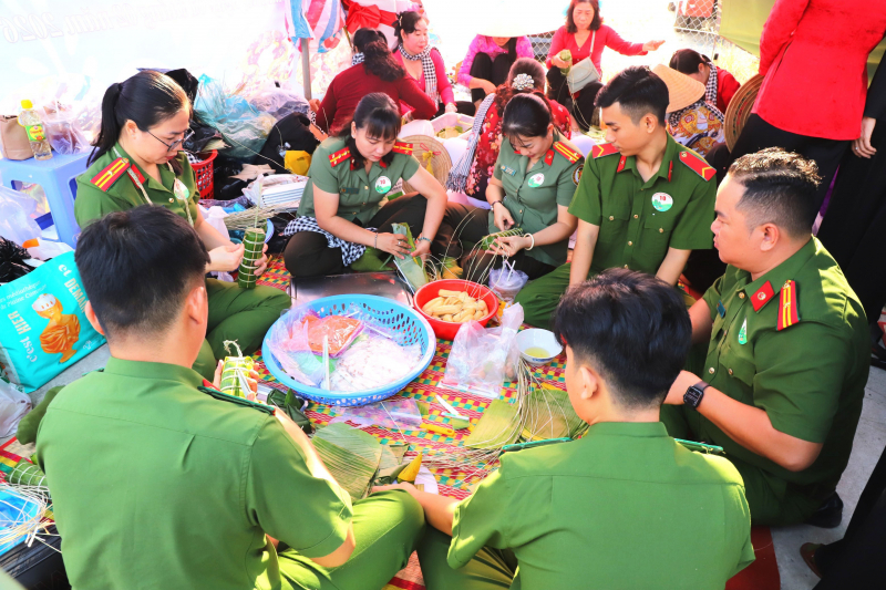 Phụ nữ Công an Cần Thơ tỏa sáng tại Hội thi Tết Quân Dân 2026 -0