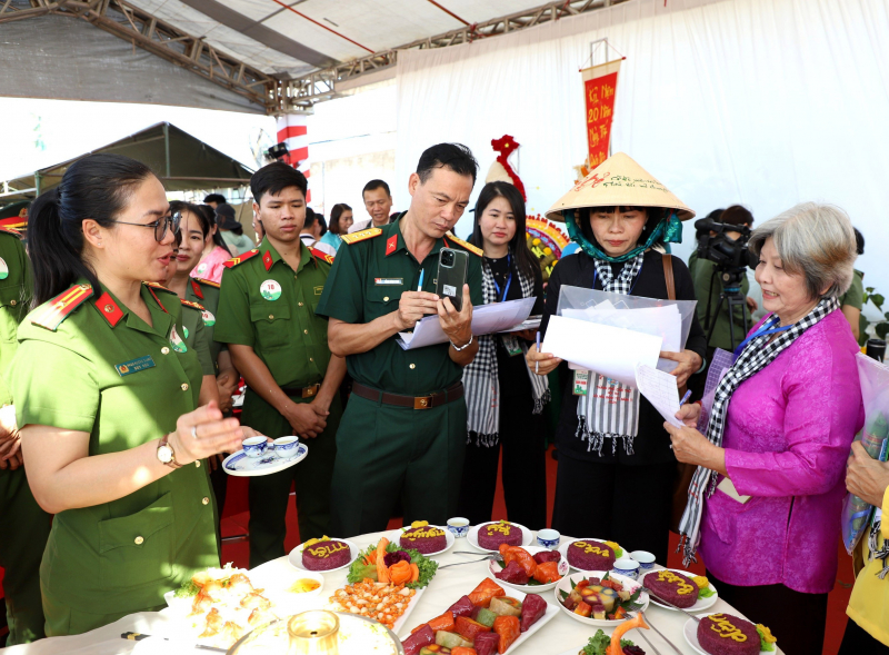 Phụ nữ Công an Cần Thơ tỏa sáng tại Hội thi Tết Quân Dân 2026 -1