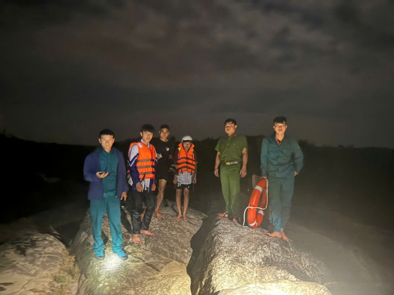 Giải cứu hai em học sinh mắc kẹt ở hạ lưu thủy điện Đăk Srông -0