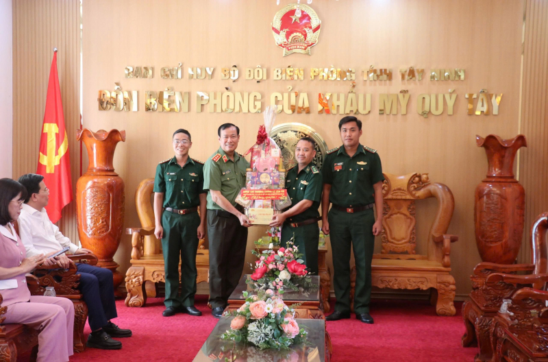 Thượng tướng Lê Tấn Tới tặng 900 phần quà xuân đến với bà con 6 xã biên giới Tây Ninh -0