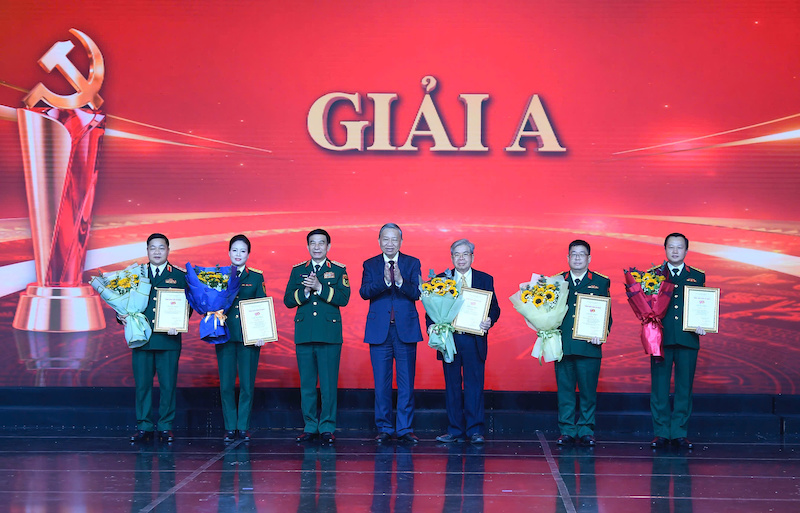 Trao giải báo chí “Vững bước dưới cờ Đảng”