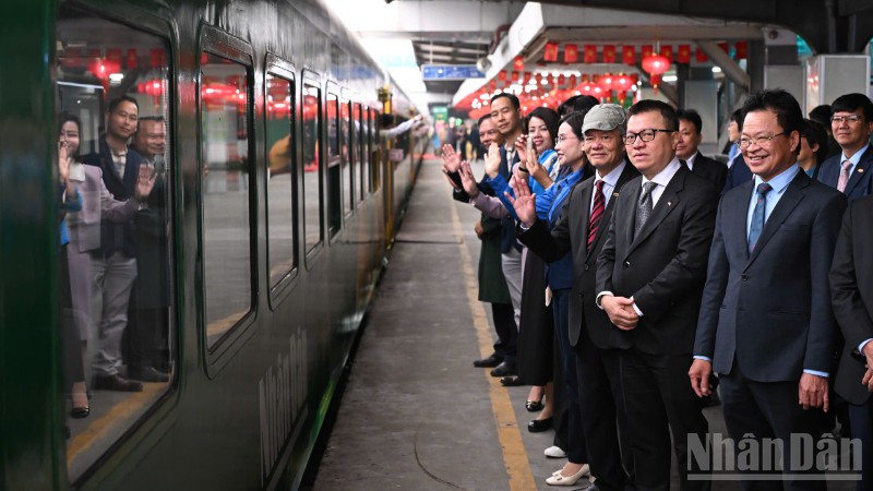 Báo Nhân Dân ra mắt 