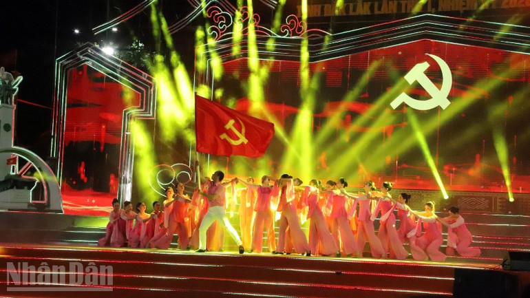 Vững bước dưới cờ Đảng