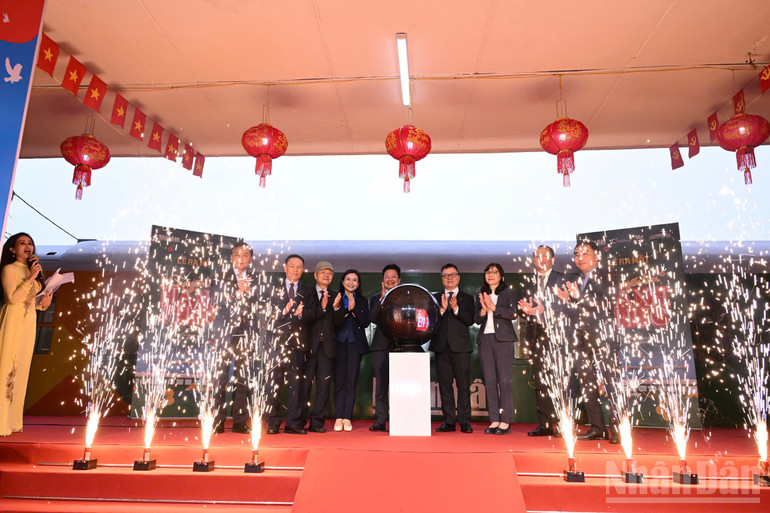 Báo Nhân Dân ra mắt 