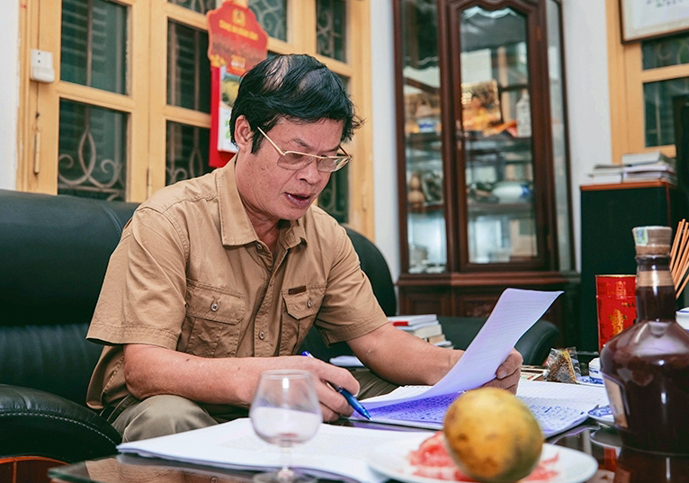 Trung tướng, nhà văn Hữu Ước: 