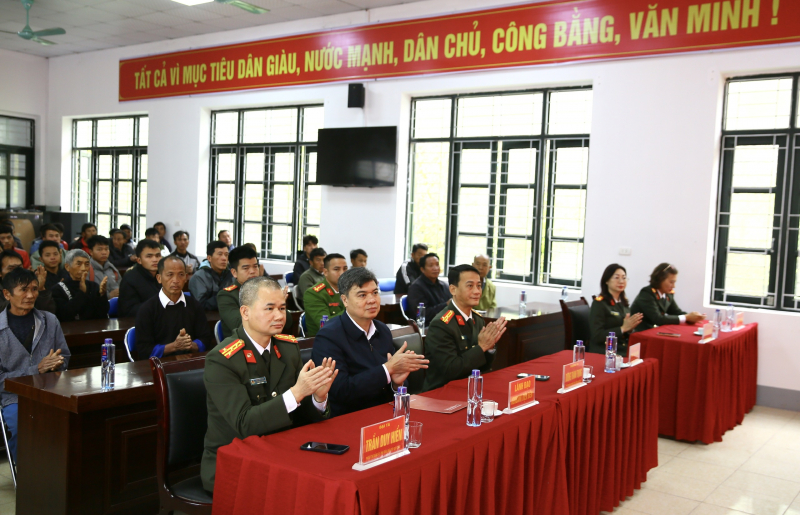 Góp hương xuân, sẻ chia khó khăn với bà con nghèo vùng biên giới Điện Biên -0