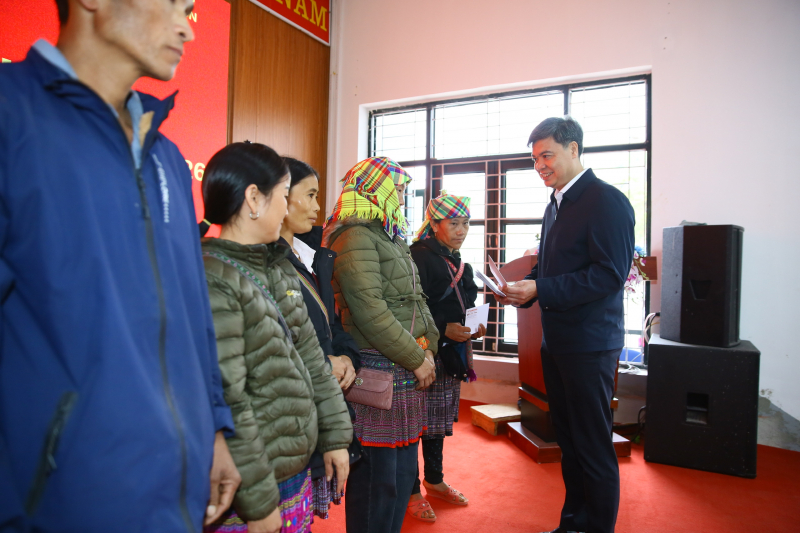 Góp hương xuân, sẻ chia khó khăn với bà con nghèo vùng biên giới Điện Biên -0