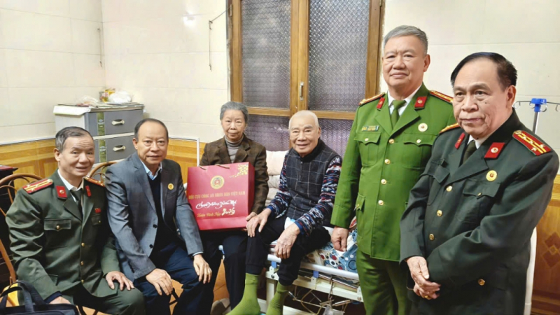 Thượng tướng Lê Quý Vương thăm và chúc Tết cán bộ Tiền khởi nghĩa -0