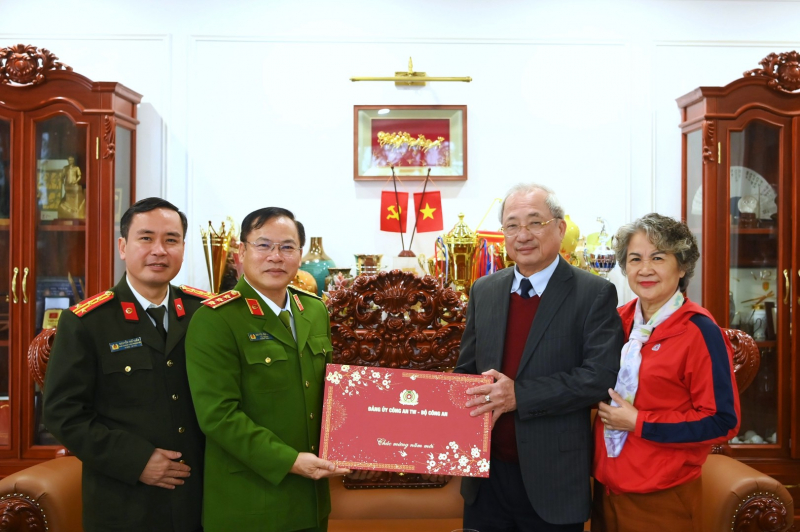 Thứ trưởng Nguyễn Văn Long thăm hỏi, tri ân các đồng chí nguyên lãnh đạo Bộ Công an và thân nhân gia đình cố lãnh đạo Bộ -0