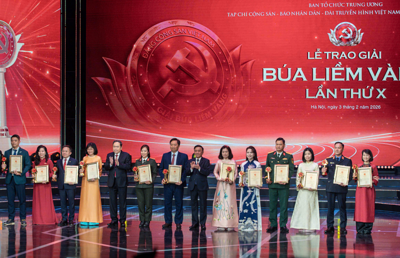 Tuyên dương 96 Bí thư chi bộ xuất sắc toàn quốc và trao Giải Búa liềm vàng lần thứ X -0