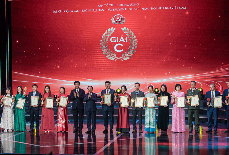 Tuyên dương 96 Bí thư chi bộ xuất sắc toàn quốc và trao Giải Búa liềm vàng lần thứ X -0