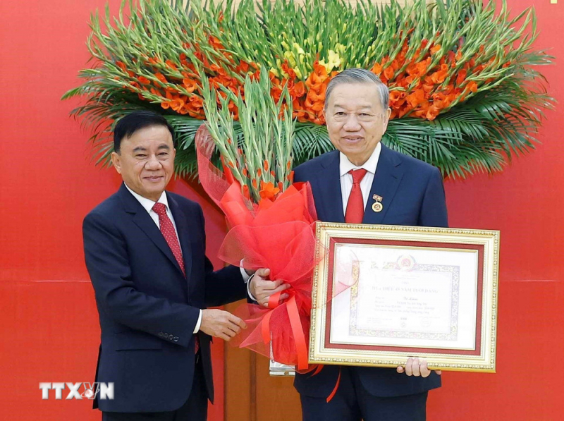 Trao Huy hiệu 45 năm tuổi Đảng tặng Tổng Bí thư Tô Lâm -0