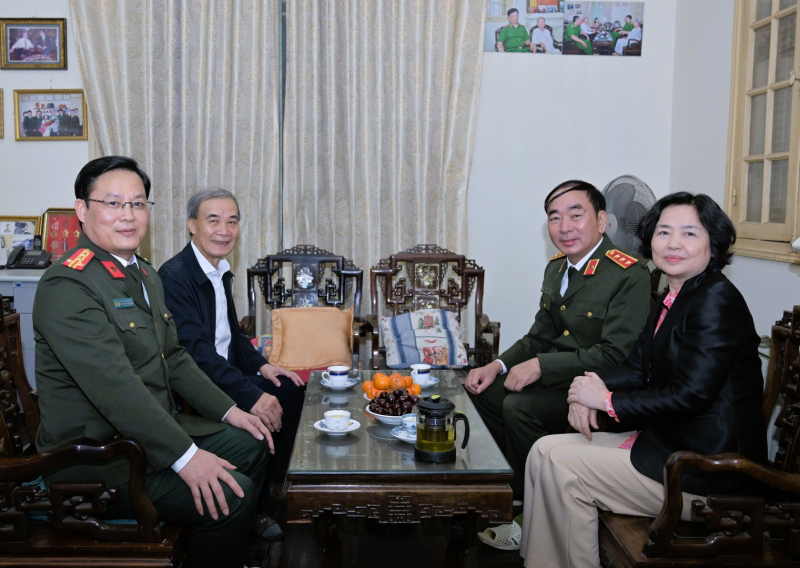 Thứ trưởng Trần Quốc Tỏ thăm, chúc Tết gia đình cố Thứ trưởng Thường trực Phạm Tâm Long -0