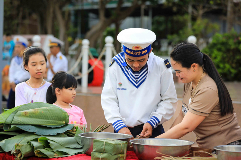 Những tấm lòng vượt sóng vì nhau -1