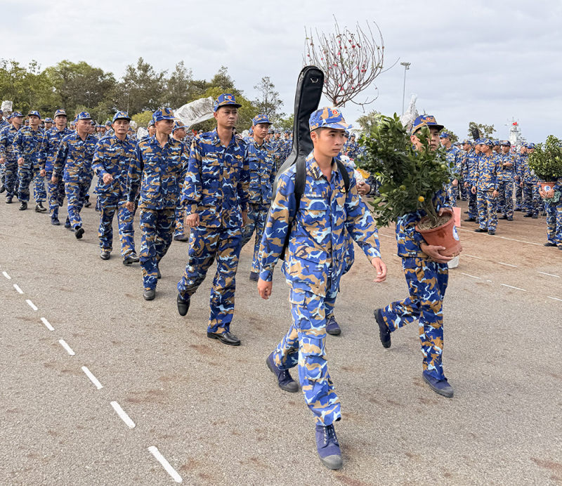 Mang mùa xuân ra quần đảo Trường Sa -0