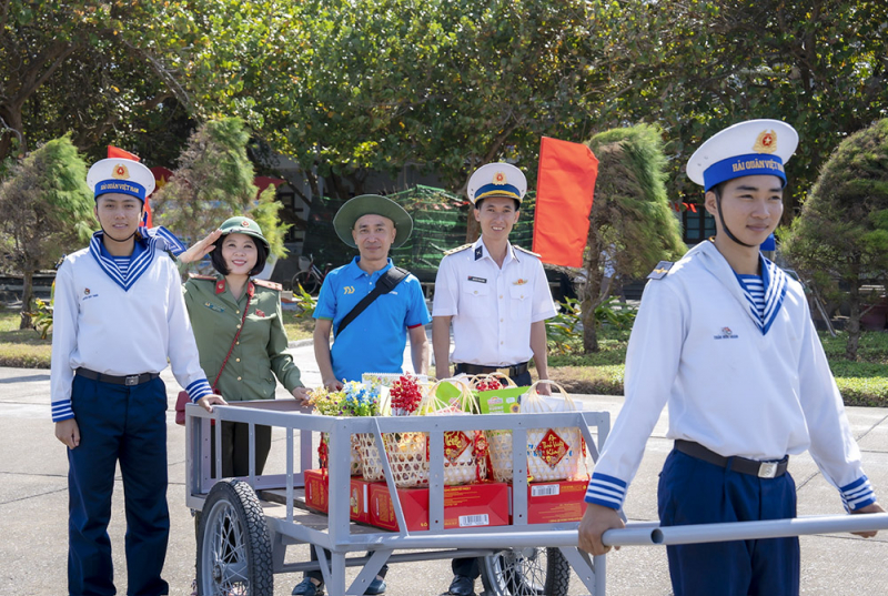 Mang mùa xuân ra quần đảo Trường Sa -4