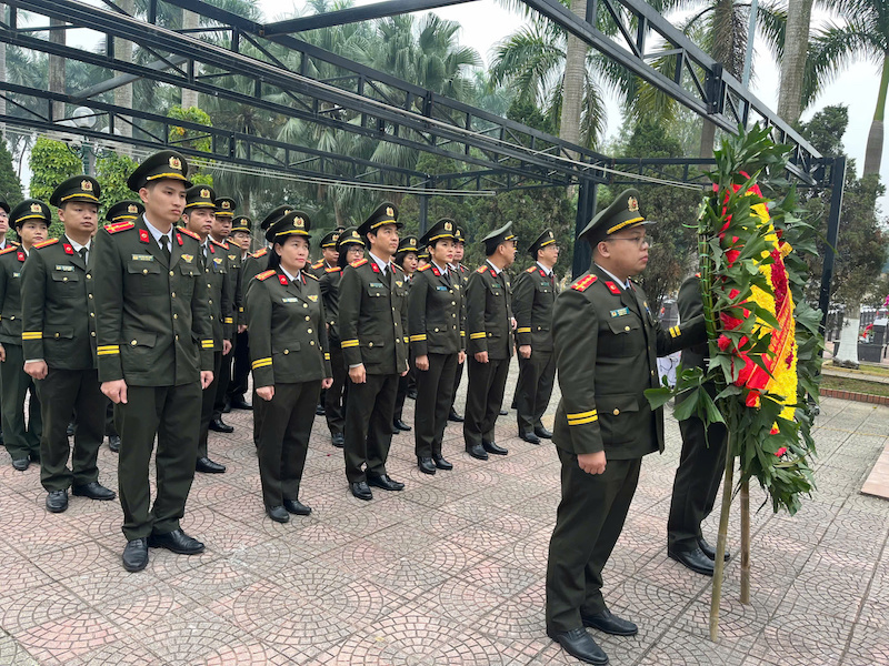 Công an cửa khẩu Cảng hàng không quốc tế Nội Bài dâng hương tưởng niệm các anh hùng liệt sĩ -0