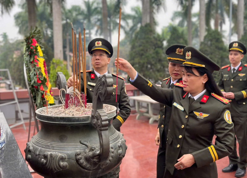 Công an cửa khẩu Cảng hàng không quốc tế Nội Bài dâng hương tưởng niệm các anh hùng liệt sĩ -0