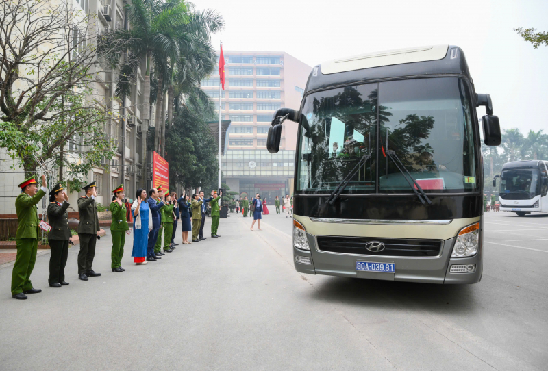 Học viện CSND tổ chức 6 chuyến xe đưa 300 đoàn viên, hội viên về quê đón Tết -0