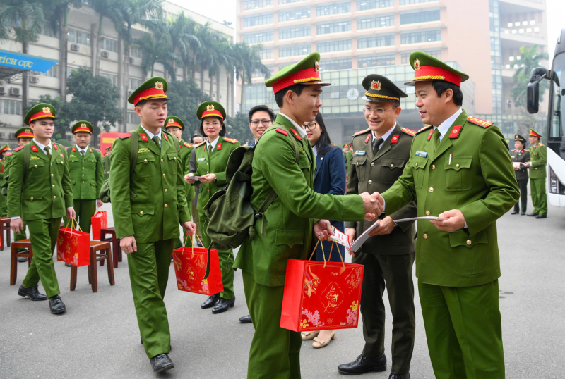 Học viện CSND tổ chức 6 chuyến xe đưa 300 đoàn viên, hội viên về quê đón Tết -0