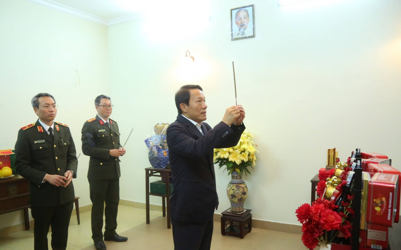 Bộ trưởng Lương Tam Quang chúc Tết, tri ân, thăm hỏi thân nhân gia đình các đồng chí cố lãnh đạo Bộ -0