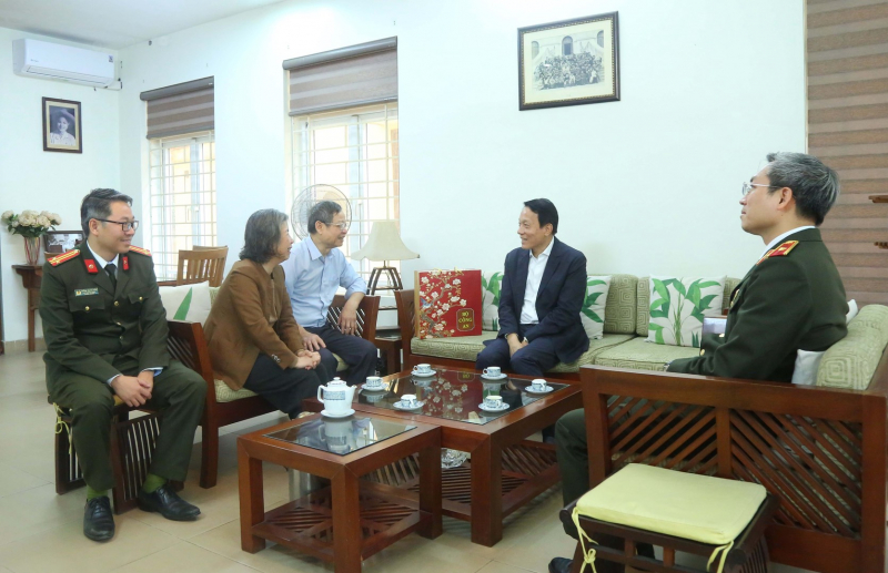 Bộ trưởng Lương Tam Quang chúc Tết, tri ân, thăm hỏi thân nhân gia đình các đồng chí cố lãnh đạo Bộ -0