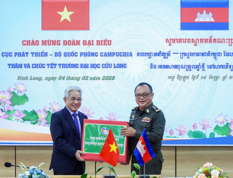 bản sao 3 trung tướng uk hươn pi sây, cục trưởng cục phát triển tặng quà tết cho trường đại học cửu long.jpeg -0