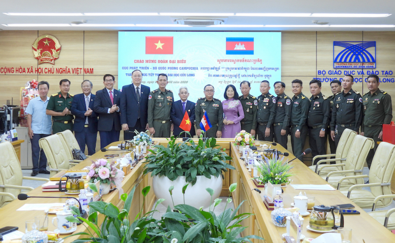 bản sao 4 đại biểu chụp ảnh lưu niệm..jpeg -0