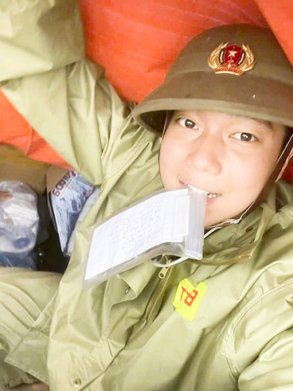 chàng sinh viên hoàng b-o duy trong lúc giúp d- d-ng bào - diên khánh và b-c thu d- l-i cho gia dình.jpg -0