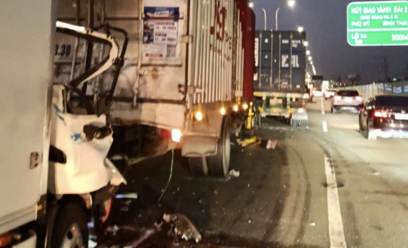 Tài xế tử vong sau va chạm liên hoàn trên cao tốc  -0