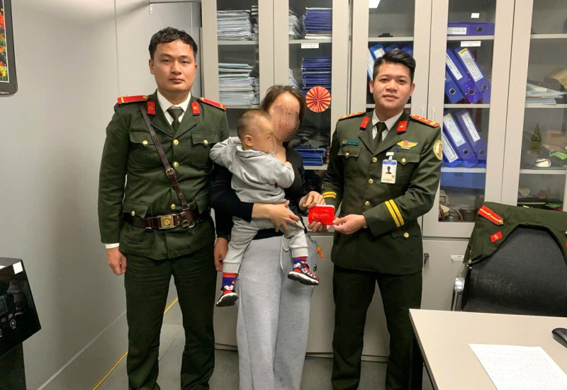 Nữ hành khách bỏ quên nhẫn, lắc vàng ở sân bay vui mừng nhận lại tài sản -0