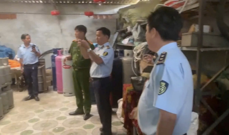 Thu giữ hàng ngàn bình gas mini tại một cơ sở sang chiết gas trái phép -0