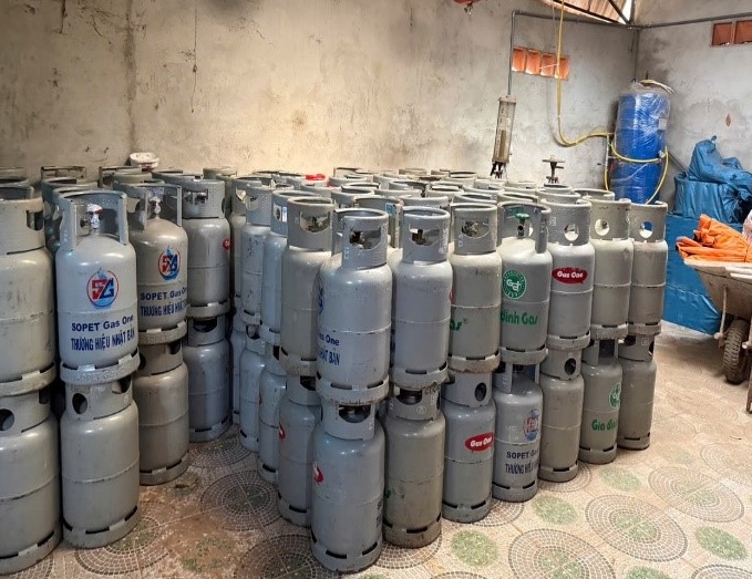 Thu giữ hàng ngàn bình gas mini tại một cơ sở sang chiết gas trái phép -0