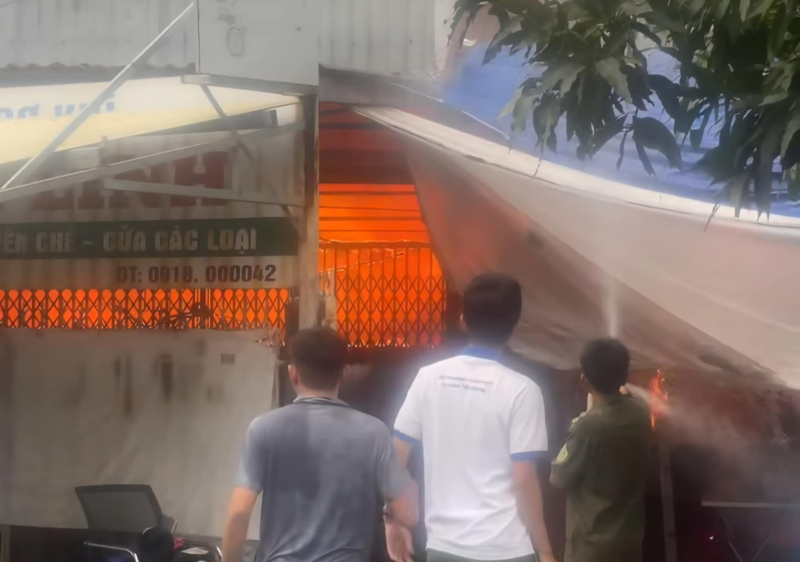 Cháy 4 căn nhà -1