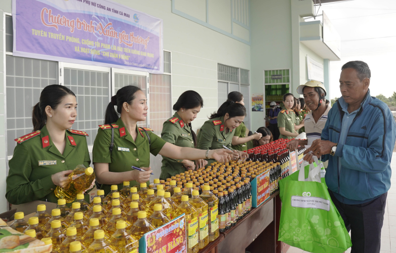 “Chợ Xuân 0 đồng” chia sẻ với người dân khó khăn -0