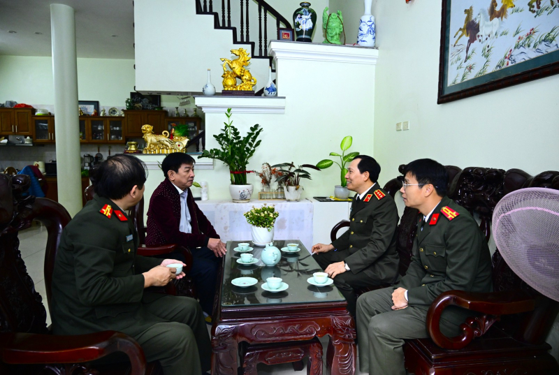 Thứ trưởng Lê Văn Tuyến và đoàn công tác tri ân, tưởng nhớ các đồng chí cố lãnh đạo Bộ Công an và chúc Tết gia đình -0